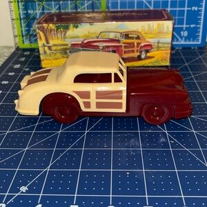 AVON 48CHRYSLER TOWN AND COUNTRY DECANTER COLLECTABLE